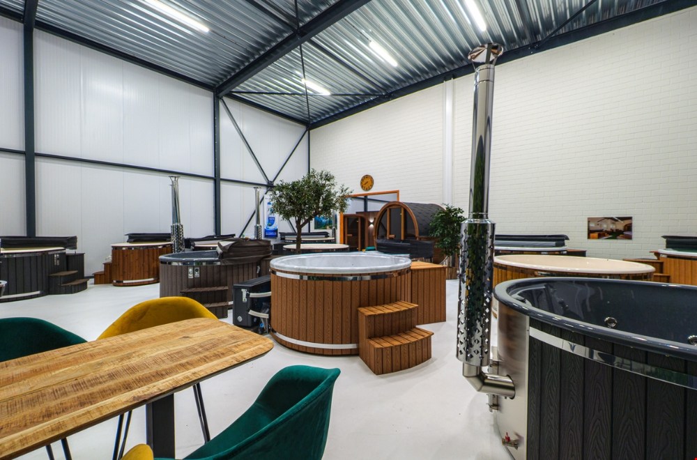 Direct uit voorraad voor het zomerseizoen. Waarom levertijd in 2026 de belangrijkste factor is bij aanschaf van een hottub of buitensauna